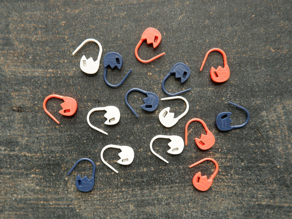 Tulip shaped locking stitch markers